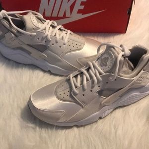 New Nike women’s air huarache run size 11.5
